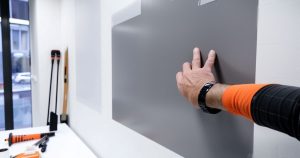 Cómo preparar una superficie antes de instalar vinil adhesivo