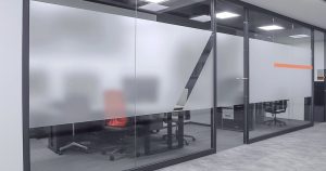 Vinil esmerilado vs arenado: cuál es mejor para oficinas modernas